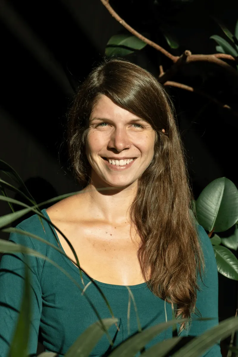 Thea, Profil